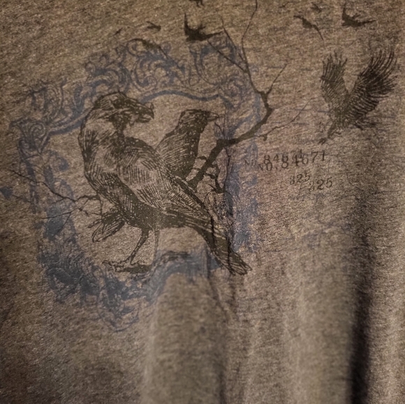 Levi's. Graphic tee. V neck, charcoal w raven print. Mens L - Picture 3 of 4